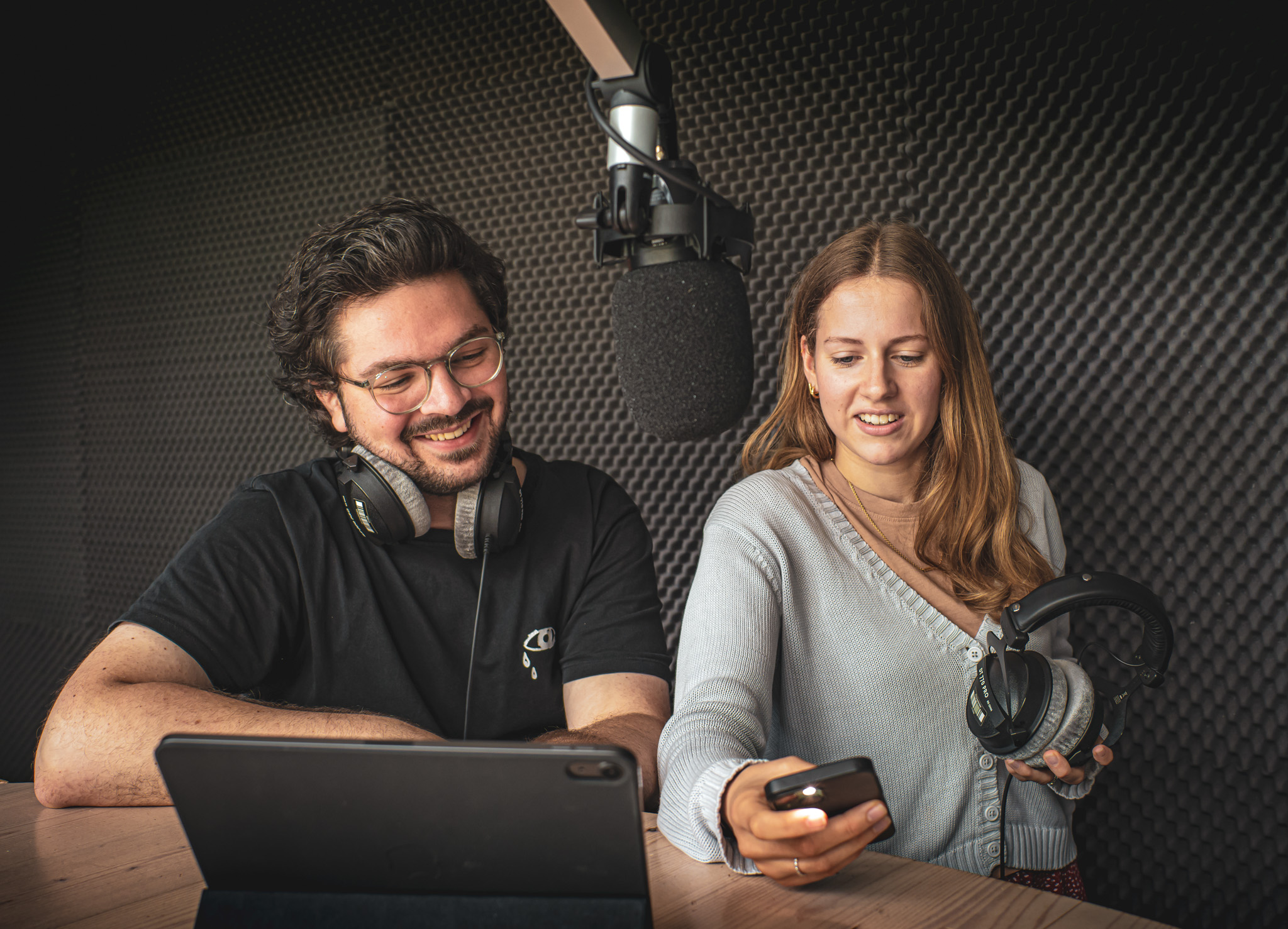 Ein Foto von Nicola Hofmänner und Vanessa Andermatt, die beiden Ersteller*innen des Hörspiels.